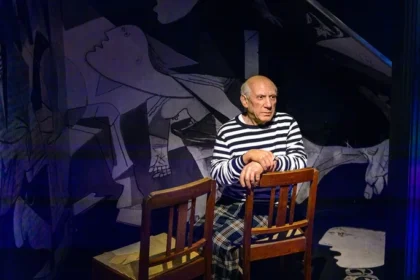Figura de Pablo Picasso em cera, Museu de Cera Madame Tussauds, em Amsterdã, 26 de outubro de 2016. Fotografia. Anton_Ivanov/Shutterstock.com